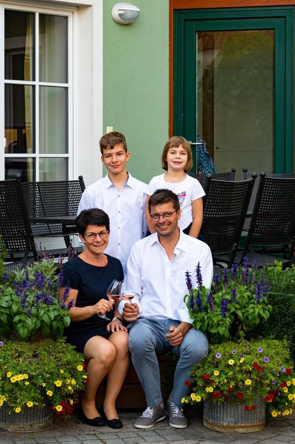 Weingut Familie Bauer Hotel Grossriedenthal Exterior photo